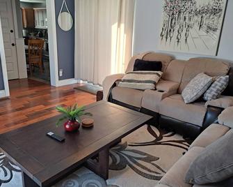 Home Away From Home, come and relax in a beautiful old country home with Jacuzzi - South River - Living room