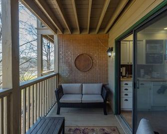 Apple Valley 50 at Rumbling Bald - Lake Lure - Balcón