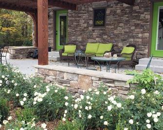 Stone Cottage With Cattle Views, Wooded Trails, Lush Gardens, & Old World Charm. - Richmond - Patio