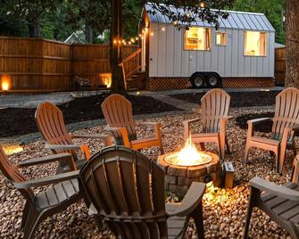 Idyllic \'Magnolia Mini\' Tiny Home in Downtown Norcross Near Atlanta - Norcross - Patio