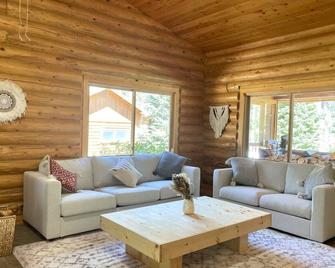 Fairies' Cabin - Log Home in the Casper Mountains - Casper - Living room