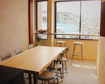 Why Kumano Hostel & Cafe Bar - Nachikatsuura - Salle à manger