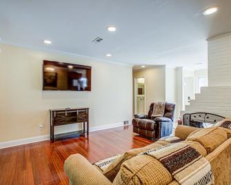 Near DC Single Fam 3 Bdr Home in Springfield Va - Springfield - Living room