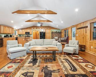 Cozy 3-bedroom cabin in charming Haverhill with Hot Tub, Play Area & Fire Pit - Haverhill - Sala de estar