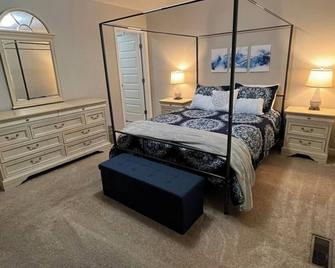 Cozy, centrally-located home! - Farmville - Bedroom