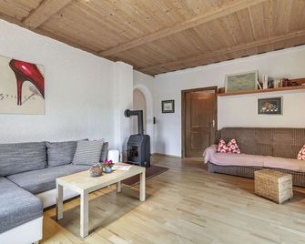 Alluring Apartment in Schonsee With Garden - Schönsee - Sala de estar