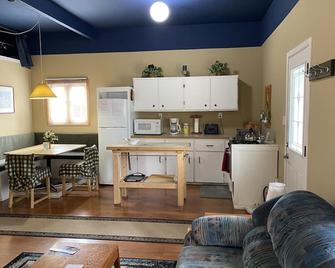 Witt's End Ranch Private Get Away - Princeton - Kitchen