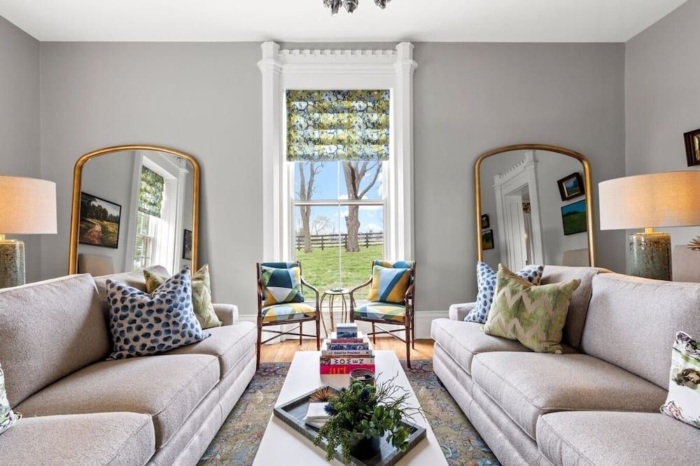 This 19th century farmhouse has been given new life with a thoughtful restoration by Castle & Key - Nicholasville - Sala de estar