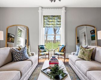 This 19th century farmhouse has been given new life with a thoughtful restoration by Castle & Key - Nicholasville - Sala de estar