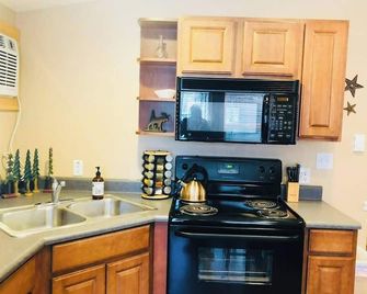 Cozy 2-bedroom cabin on the Provo River - Provo - Kitchen