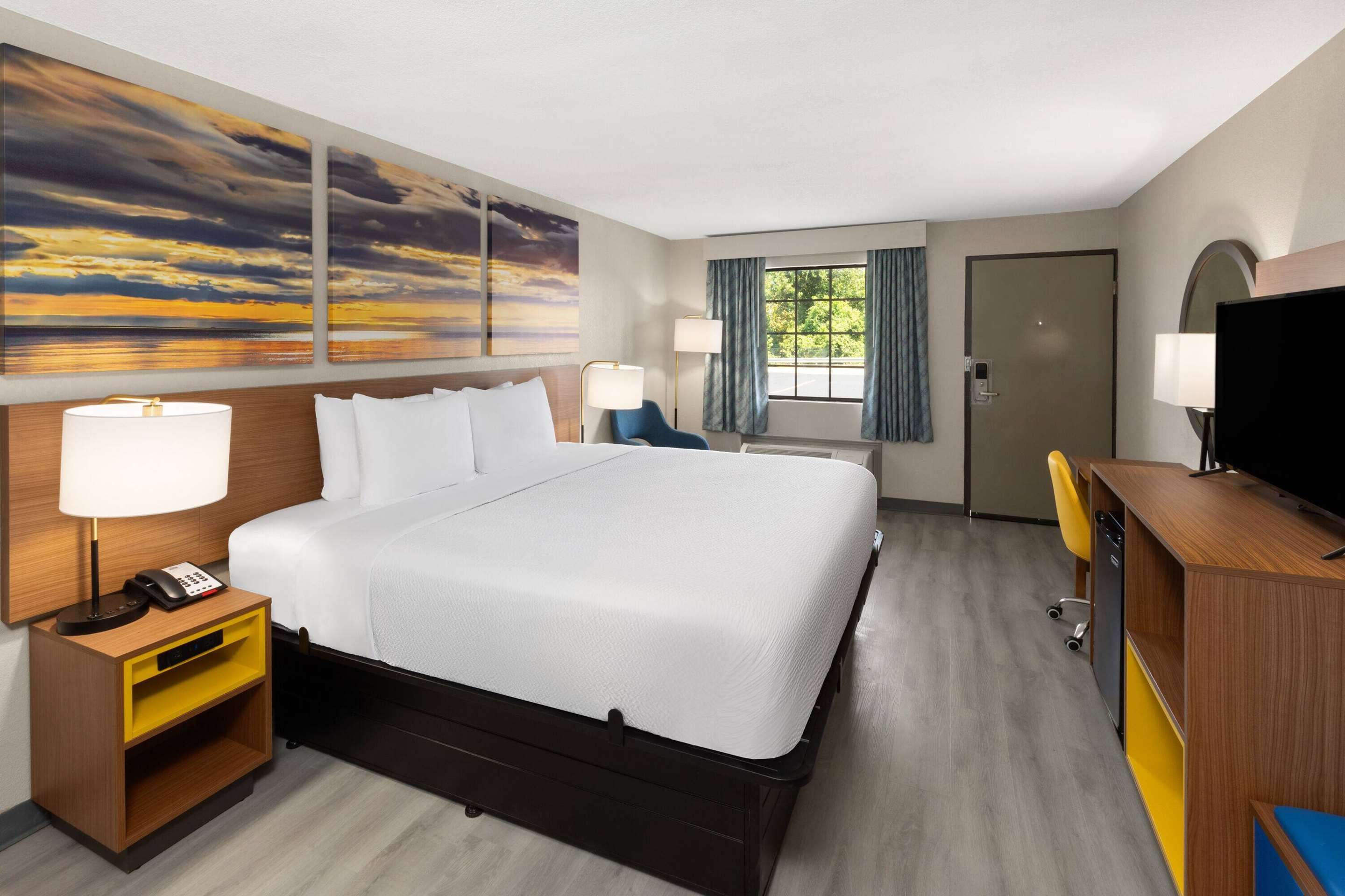 Bedroom view of Days Inn & Suites by Wyndham Vicksburg