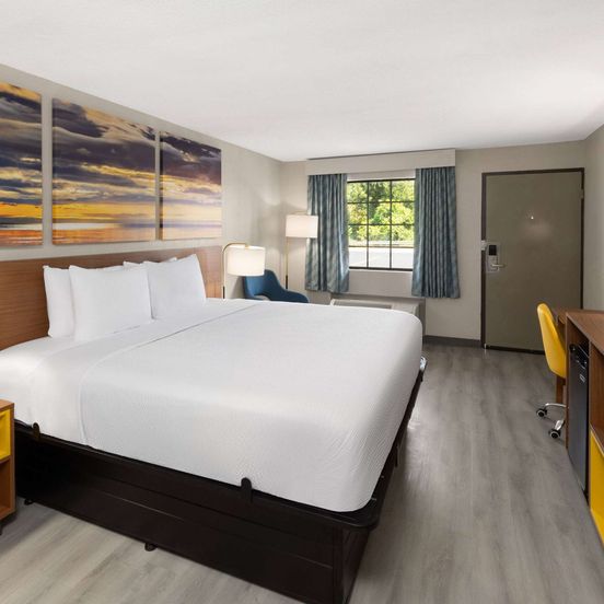 Bedroom view of Days Inn & Suites by Wyndham Vicksburg