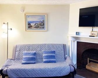 4 min to the beach. Sleeps 6. Pet friendly - Old Orchard Beach - Living room