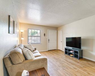 Texarkana Apartment about 2 Mi to Downtown! - Texarkana - Living room