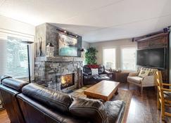 Snowbird-Friendly Blue Mountain Condo with Fireplace, Patio, W/D, and Fast WiFi - The Blue Mountains - Living room