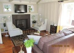 Cottage by the SeaLovely Views w/Lots of Peace & Quiet - Pet Friendly - Carmel-by-the-Sea