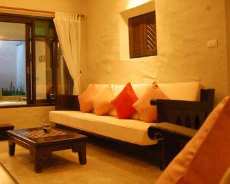 Pai River Corner Resort - Pai - Living room