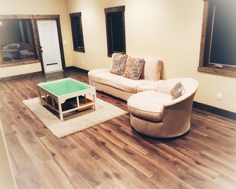Luxury Walk Out House in Radium Hot Springs 5 Bedrooms - Radium Hot Springs - Living room