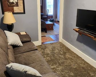Large spacious room 5 minutes walk to historic downtown Manistee - Manistee - Wohnzimmer