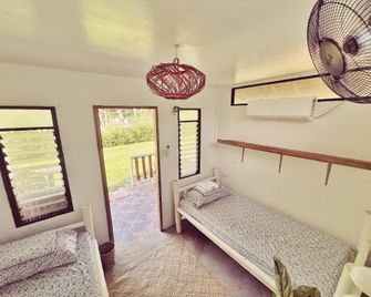 The Village Cottages: Cozy Quiet B&B Outside Coron - Busuanga - Bedroom