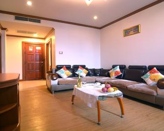 Chumphon Gardens Hotel - Chumphon - Living room