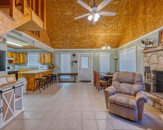 Smaller home in the Cypress Bend subdivision one block from the river. - Concan - Sala de estar