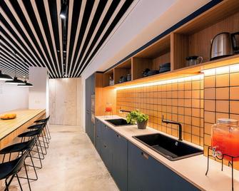 Colo Colo Hostel Valencia - Valencia - Kitchen