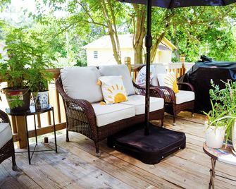 Mt Pleasant 2BR w/ Fenced Yard + Deck - Mount Pleasant - Terasa