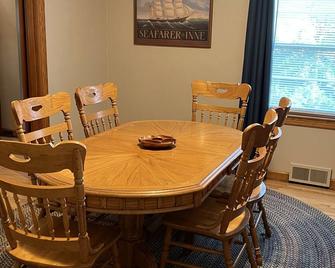 Oasis in the Woods. Next door to the Schnitzelbank. 0.3 miles to the Riverwalk! - Jasper - Dining room