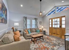 Downtown Ocean Springs Duplex with A and C 1 Mi to Beach - Ocean Springs - Living room