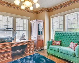 Historic Aberdeen Vacation Home with Yard! - Aberdeen - Living room
