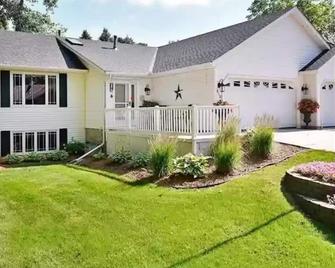 The All Inn: Beautiful 3-bedroom home 1 minute from Shattuck-St. Mary's School! - Faribault - Building