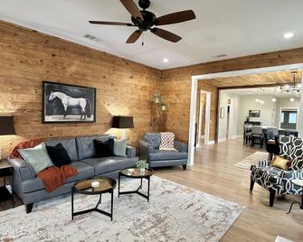 Mine Creek Cottage\n3 King Beds 2 Full Baths\nsleeps 7 - Nashville - Sala de estar