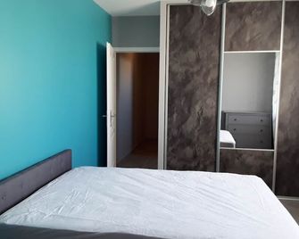 Small suite completely new. Independent entrance with private corridor - Avoine - Habitación