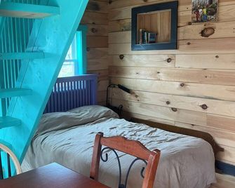 Acorn Hill Cabin in Jeffersonville - Jeffersonville - Bedroom