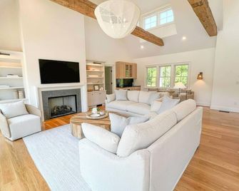Spacious 5-Bedroom New House w/ Pool, Spa, Access to Tennis & Deep Bottom Pond - West Tisbury - Sala de estar