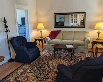 Bud's Place, Southern Charm in the Shenandoah Valley of Virginia - Fairfield - Living room