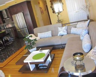 Charming 3/2 Condo Apartment in marvelous Sheepshead Bay Area in Brooklyn NY - Brooklyn - Salon