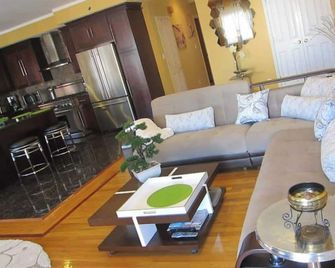Charming 3/2 Condo Apartment in marvelous Sheepshead Bay Area in Brooklyn NY - Brooklyn - Sala de estar
