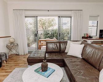 Resort-Style Living, Kids Park, 4 Pools, Spacious - Buderim - Living room