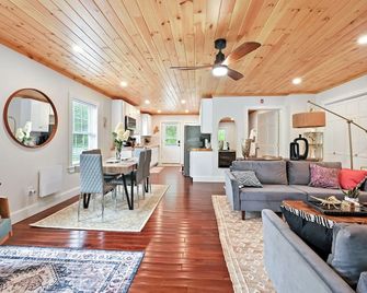 3 Bedroom Happy Cottage 15 - Edgecomb - Living room