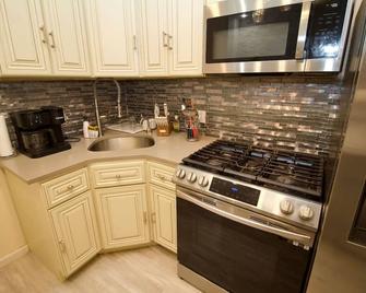 The Barton – Cozy Renovated Home in Brooklyn (3C) - Brooklyn - Kitchen