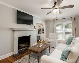 Crimson Cottage Northport - Northport - Sala de estar