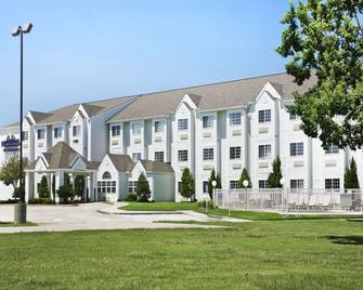Microtel Inn & Suites by Wyndham Baton Rouge - Baton Rouge - Building