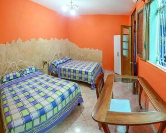 Caissa Neptuno - Hostel - Havana - Bedroom
