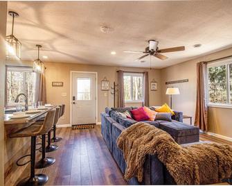 Remodeled Cabin w/fireplace, 2 miles from Lakewood - Mountain - Sala de estar