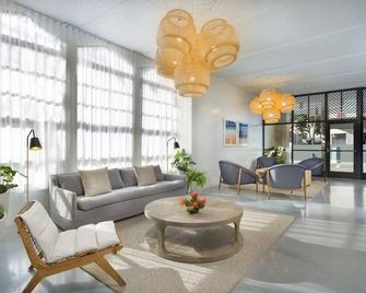 Gorgeous Waikiki Destination! Kitchenette, Outdoor Pool, Steps to the Beach! - Honolulu - Lobby