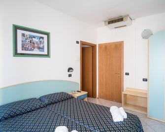 Grand Hotel Azzurra Club - Lido Adriano - Schlafzimmer