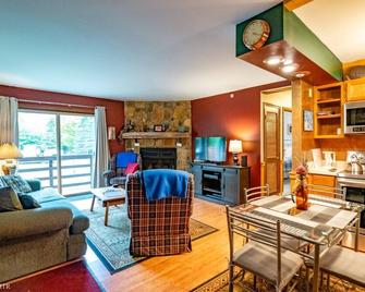 Slopeside Condo D102 - Davis - Huiskamer