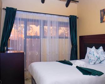 Spacious 18-bedroom lodge in gorgeous Kadoma with WiFi, comfy beds and many more - Kadoma